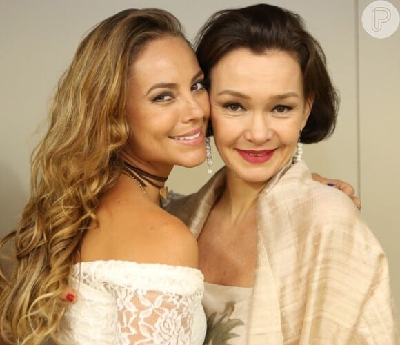 Mãe e filha nas duas fases, Paolla Oliveira e Julia Lemmertz posam juntas nos bastidores das cenas finais da novela 'Além do Tempo'