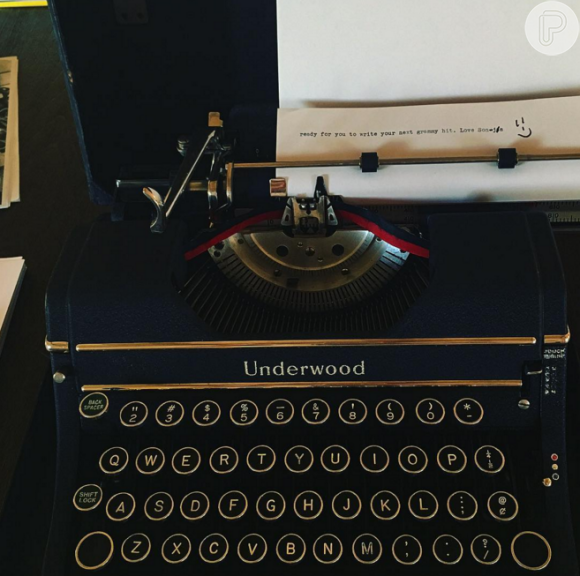Lady Gaga utilizou a máquina de escrever para compor uma de suas músicas