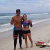 Laryssa Ayres fez aula de surfe com o professor Pedro Pires