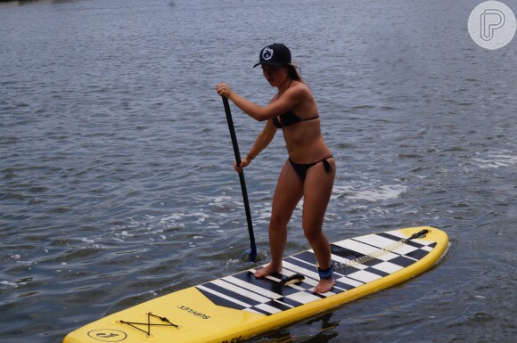 Laryssa gosta de fazer stand up paddle na Barrinha, zona Oeste do Rio de Janeiro