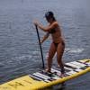 Laryssa Ayres mostra aula de surfe e stand up paddle em encontro com o Purepeople