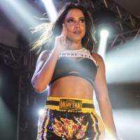 Sem autorização para desfilar bloco, Anitta se fantasia de lutadora em ensaio