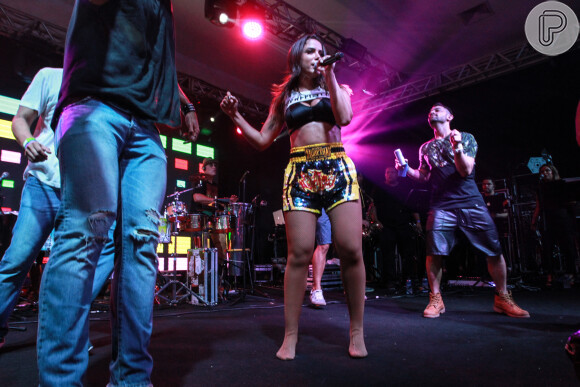 Anitta faz ensaio do Bloco das Poderosas no Rio, mesmo sem aprovação para desfilar, nesta quinta-feira, 14 de janeiro de 2015