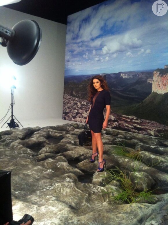 Giovanna Antonelli posa para campanha de uma grife de acessórios; fotos reproduzidas pelo Instagram da atriz, em 17 de dezembro de 2012