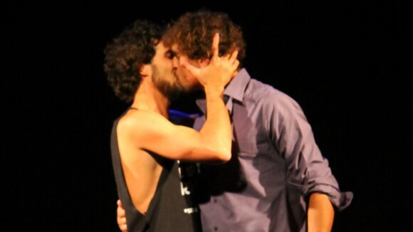 Felipe Roque, o Kim de 'A Regra do Jogo', beija outro homem em peça de teatro