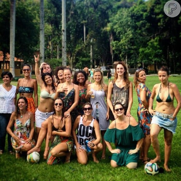 Paolla e outras atrizes da novela 'Além do Tempo' se divertiram em jogo de futebol