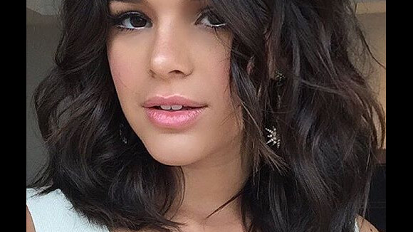 Bruna Marquezine posa maquiada após adotar cabelos mais escuros para campanha