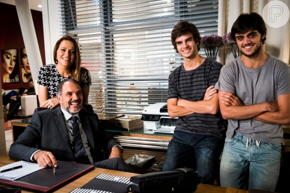 Fabinho (Daniel Blanco) pede desculpas a Jonatas (Felipe Simas) diante dos executivos da Bastille, na novela 'Totalmente Demais', em cenas previstas para irem ao ar a partir de 18 de janeiro de 2016