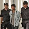 Jonatas (Felipe Simas) foi preso injustamente por causa da armação de Fabinho (Daniel Blanco), na novela 'Totalmente Demais'