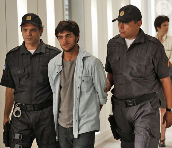 Jonatas (Felipe Simas) foi preso injustamente por causa da armação de Fabinho (Daniel Blanco), na novela 'Totalmente Demais'