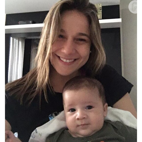 Fernanda Gentil posta selfie sorrindo ao lado do pequeno Gabriel
