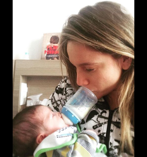 Fernanda Gentil posta foto dando de mamar ao filho, Gabriel
