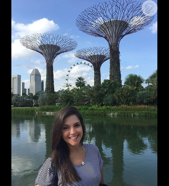 Thais Fersoza posa em paisagem em Singapura, destino escolhido por ela e Michel Teló