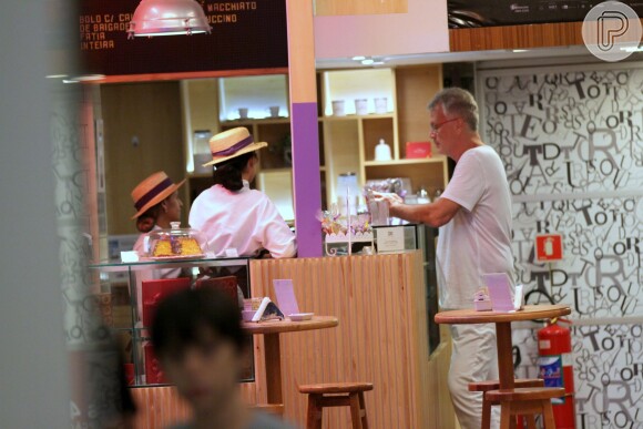 Prestes a estrear mais uma edição do 'Big Brother Brasil', Pedro Bial vai às compras no Shopping da Gávea, no Rio de Janeiro