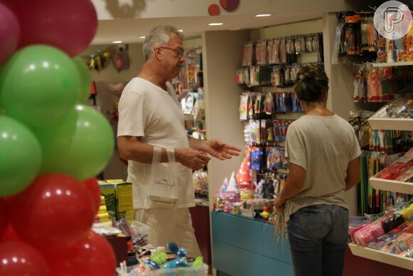 Prestes a estrear mais uma edição do 'Big Brother Brasil', Pedro Bial vai às compras no Shopping da Gávea, no Rio de Janeiro