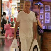 Pedro Bial vai às compras poucos dias antes da estreia do 'BBB16'. Veja fotos!