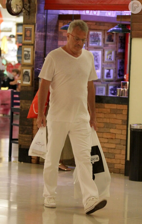 Prestes a estrear mais uma edição do 'Big Brother Brasil', Pedro Bial vai às compras no Shopping da Gávea, no Rio de Janeiro