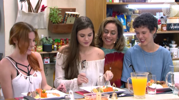 Camila Queiroz comeu os legumes do Cozido preparado pela chef Dona Nice