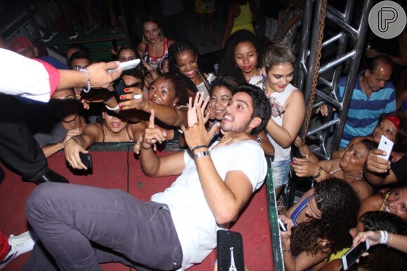 Rodrigo Simas  se jogou no chão para poder fivcar mais perto dos fãs