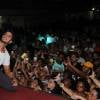 Rodrigo Simas faz a alegria dos fãs na quadra da Grande Rio