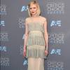 Kirsten Dunst usou vestido desenhado por Karl Lagerfeld no 'Critics' Choice Awards' 2016