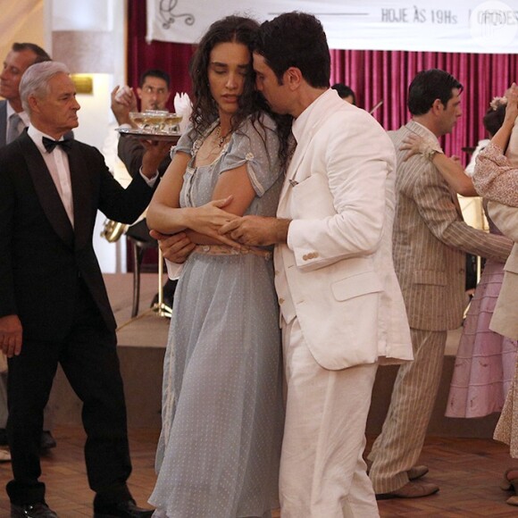 Ernesto (Eriberto Leão) proíbe Filomena (Débora Nascimento) de dançar com Candinho (Sergio Guizé) no Taxi Dancing, na novela 'Êta Mundo Bom!'