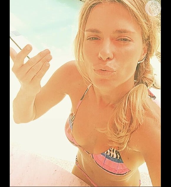 Dona de uma barriga chapadíssima, a atriz posou de biquíni em uma postagem do Instagram 