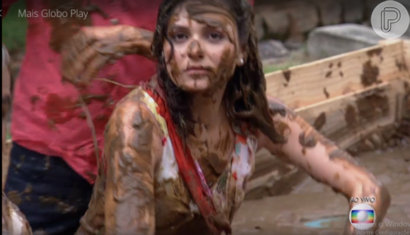 Monica Iozzi tomou um banho de lama no 'Vídeo Show' desta segunda-feira, 18 de janeiro de 2015