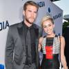 Miley Cyrus aparece com anel de noivado e fãs comemoram volta com Liam Hemsworth