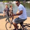 Ronaldo curte dia de sol andando de bicicleta no Hyde Park, em Londres, na companhia da namorada, Paula Morais 