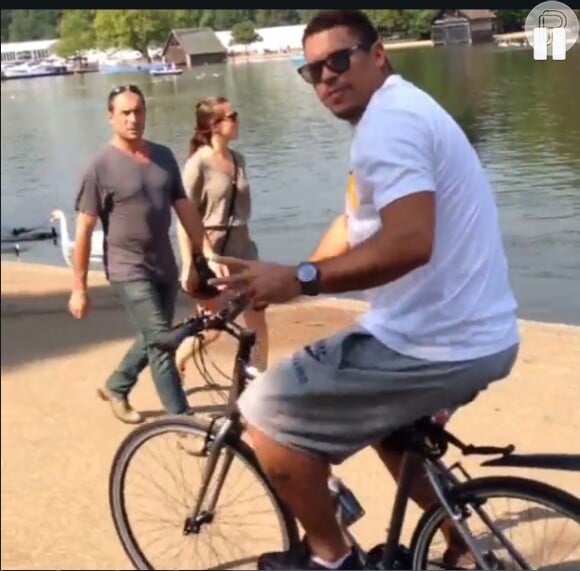 Ronaldo curte dia de sol andando de bicicleta no Hyde Park, em Londres, na companhia da namorada, Paula Morais 