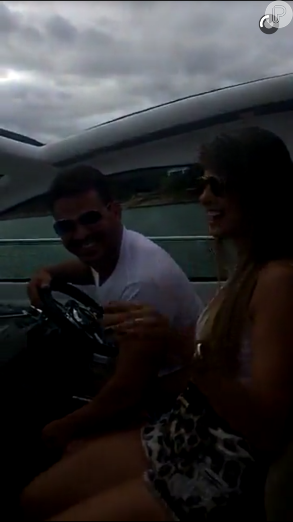 Eduardo Costa pilota lancha em passeio com Zezé Di Camargo e Graciele Lacerda