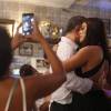 O vídeo feito por Dorinha (Samantha Schmmütz), em que Carolina e Germano (Humberto Martins) aparecem dançando coladinhos, vai ser usado por Lorena contra a jornalista