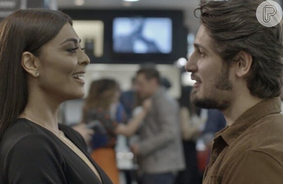 Carolina (Juliana Paes) pergunta a Rafael (Daniel Rocha) se ele passou a noite com Lili (Vivianne Pasmanter), na novela 'Totalmente Demais'