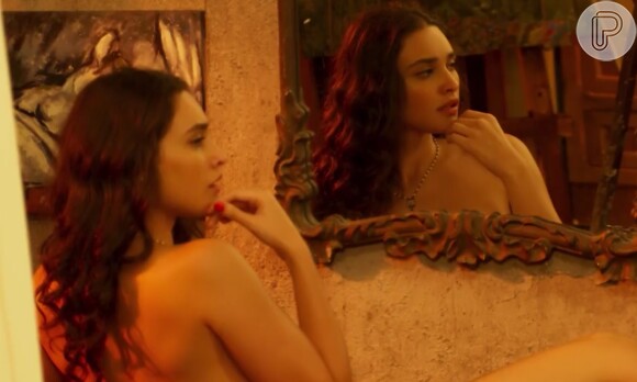 Filomena (Débora Nascimento) fica nua para Ernesto (Eriberto Leão) pintá-la em uma de suas telas, na novela 'Êta Mundo Bom!', em 25 de janeiro de 2016