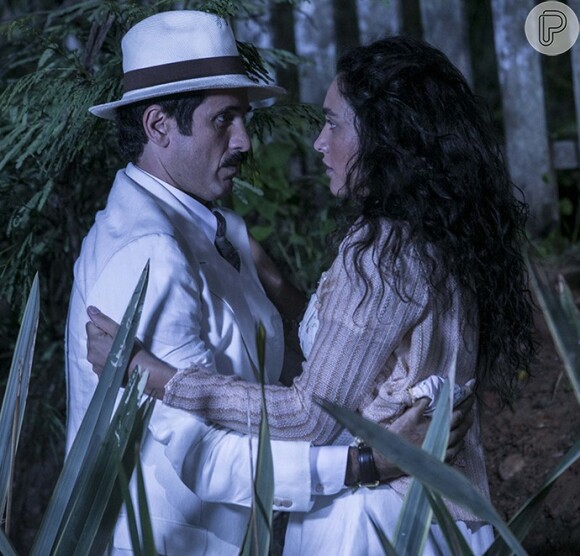 Ernesto (Eriberto Leão) diz a Filomena (Débora Nascimento) que não vai se casar com ela e a leva para ser dançarina no Taxi Dancing, na novela 'Êta Mundo Bom!'