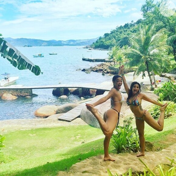 Juliana Paes exibe boa forma em foto de biquíni com a irmã
