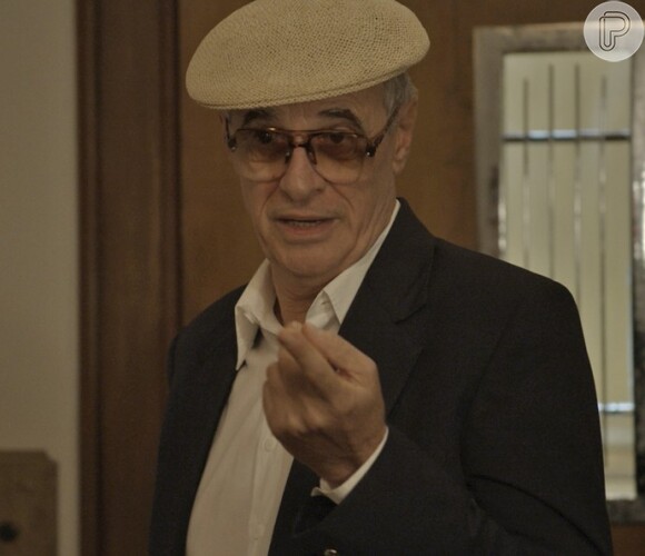 Feliciano (Marcos Caruso) omite da família que está rico, mas seu comportamento gera desconfianças, na novela 'A Regra do Jogo'