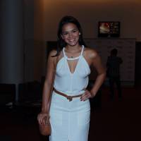 Bruna Marquezine usa vestido longo e decotado para show de Tiago Iorc. Fotos!