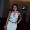 Bruna Marquezine escolheu um vestido branco,  longo e decotado