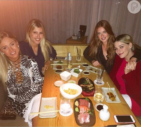 Marina Ruy Barbosa escolheu um restaurante japonês para jantar com as amigas Luma Costa, Dandynha Barbosa e Paula Aziz