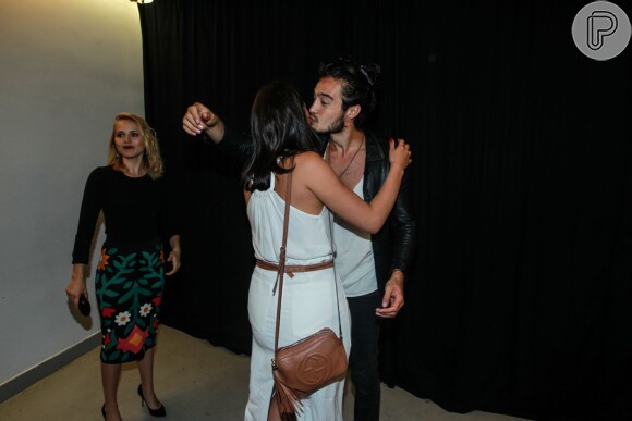 Bruna Marquezine abraça Tiago Iorc após show do cantor no Rio, nesta quarta-feira, 20 de janeiro de 2016
