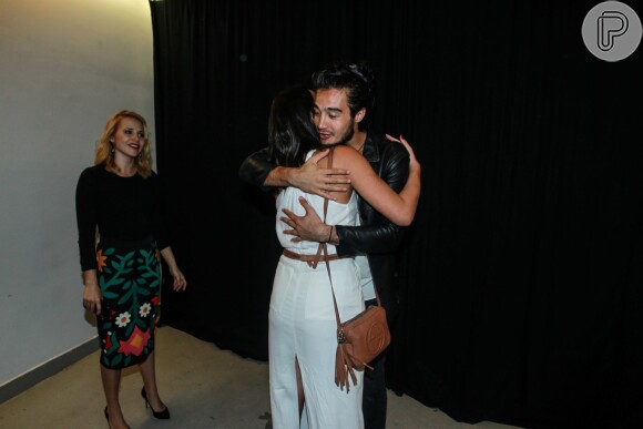 Bruna Marquezine abraça Tiago Iorc após show do cantor no Rio, nesta quarta-feira, 20 de janeiro de 2016