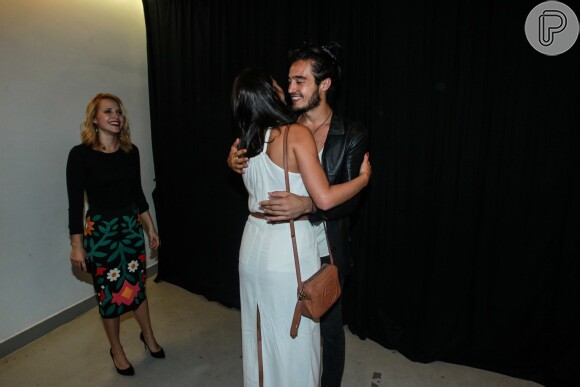 Bruna Marquezine abraça Tiago Iorc após show do cantor no Rio, nesta quarta-feira, 20 de janeiro de 2016