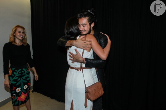 Bruna Marquezine abraça Tiago Iorc após show do cantor no Rio, nesta quarta-feira, 20 de janeiro de 2016