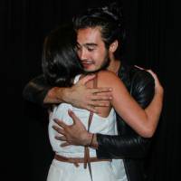 Bruna Marquezine abraça Tiago Iorc após show do cantor no Rio
