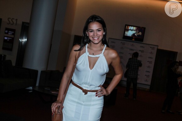 Bruna Marquezine e Letícia Colin ainda curtiram a noite em um restaurante com amigos, após show de Tiago Iorc no Rio, nesta quarta-feira, 20 de janeiro de 2016