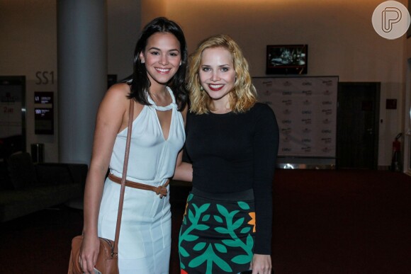 Bruna Marquezine e Letícia Colin ainda curtiram a noite em um restaurante com amigos, após show de Tiago Iorc no Rio, nesta quarta-feira, 20 de janeiro de 2016