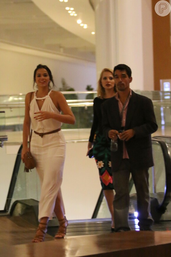 Bruna Marquezine e Letícia Colin ainda curtiram a noite em um restaurante com amigos, após show de Tiago Iorc no Rio, nesta quarta-feira, 20 de janeiro de 2016