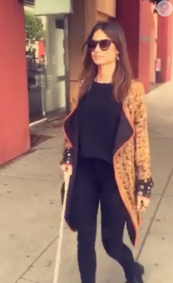 Thaila Ayala apareceu andando pelas ruas da Big Apple com uma bengala